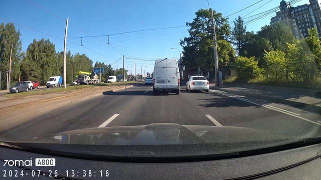 не адекватная дама на делимобиле ГРЗ- р093сс198, совершил
