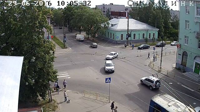 Троллейбус задел женщину с ребенком