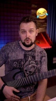 Гитару кипил, уметь играть не купил