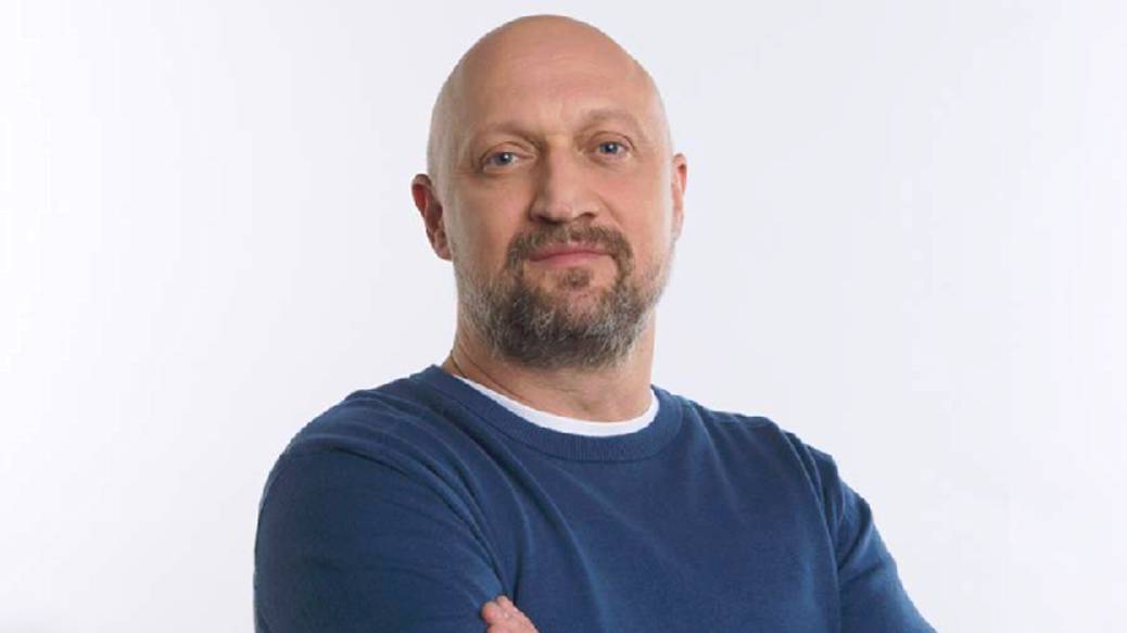 Гоша Куценко исполнил песню «Ребята с нашего двора» в рамках трибьюта «Любэ»