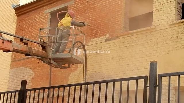 Пескоструйка кирпичного фасада с автовышки - obrabotka.ru
