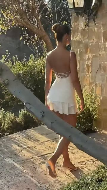 4lLLE3XzagY - This Short Dress looks beautiful on this girl #shorts #fashion #style