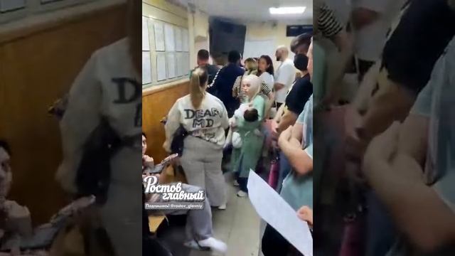 НЕСКОНЧАЕМАЯ ОЧЕРЕДЬ: на огромные очереди жалуются граждане в паспортном столе Октябрьского района.