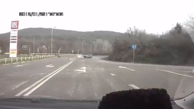 Девушка с мужчиной вылетели из салона авто на дорогу в