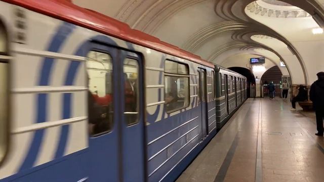 Номерной прибывает на ст. Сокол, Московское метро