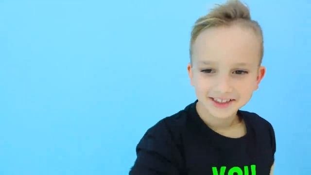 Влад и Никита становятся сильными с помощью надувной полосы препятствий