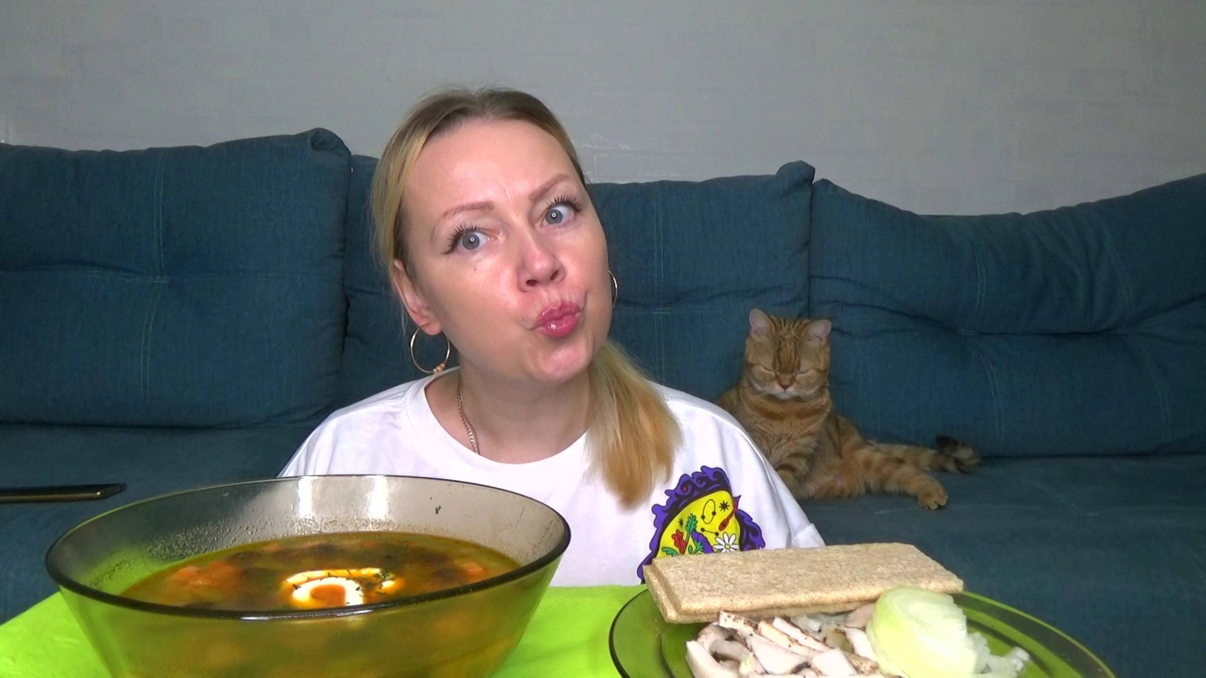 Мукбанг суп солянка кисленький, сало и соль, лучок. еда на камеру.
