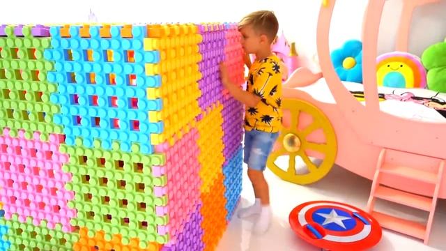Диана и Рома - Диана и Рома играют с конструктором и строят игровые домики