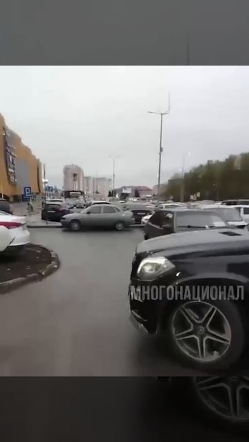 В Екатеринбурге абу-бандит на черном Mercedes жестоко избил русскую девушку-курьера