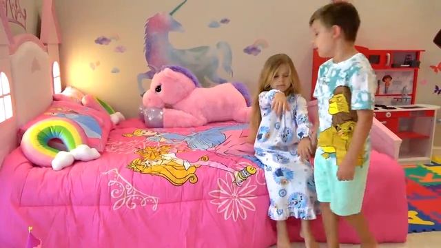 ДИАНА И РОМА - Диана и Рома играют в магазин мороженого (1)
