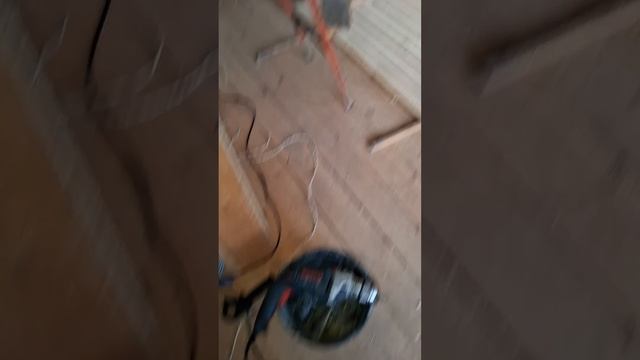 1000024352.mp4 (Собака смотрит на электроснабжение нового дома А-фрейм)