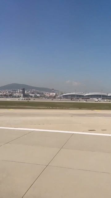 Взлетаем из аэропорта Стамбула в Анталью.