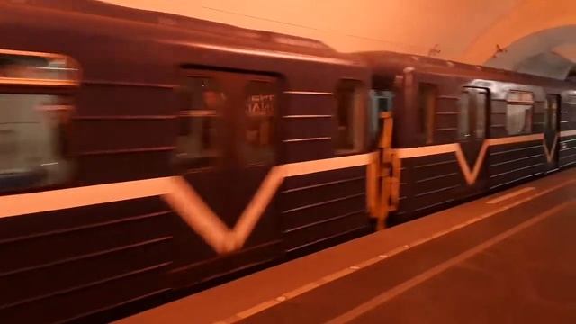 Вагон пустой салон проезжает с Невского проспекта