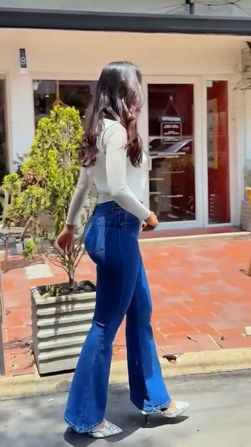 atzsg3snnaE - These Fit Jeans look beautiful on this girl #shorts