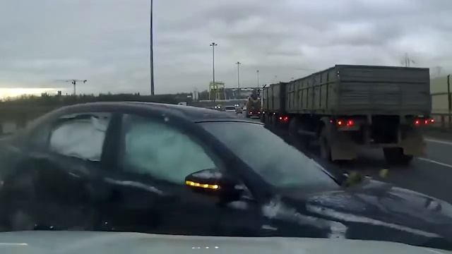 Видео "Выполняйте п.10.1 ПДД - тормозите."