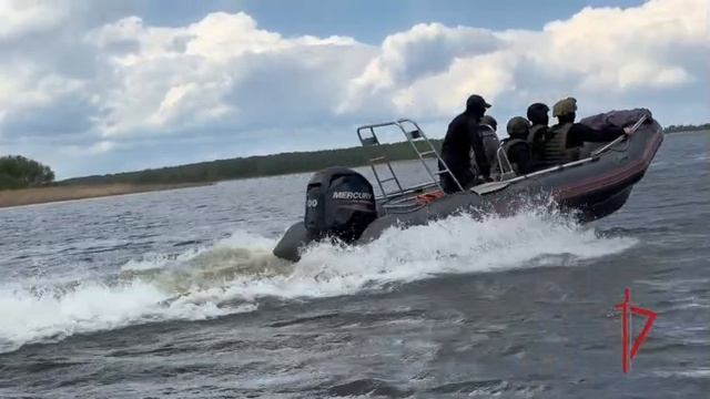 Бойцы собр отработали практические навыки действий на десантно-штурмовом катере.
