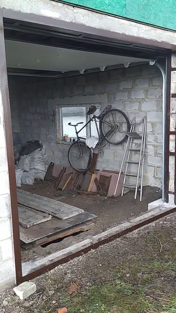 Гаражные ворота коричневые DoorHan, дизайн широкие с центральной полосой