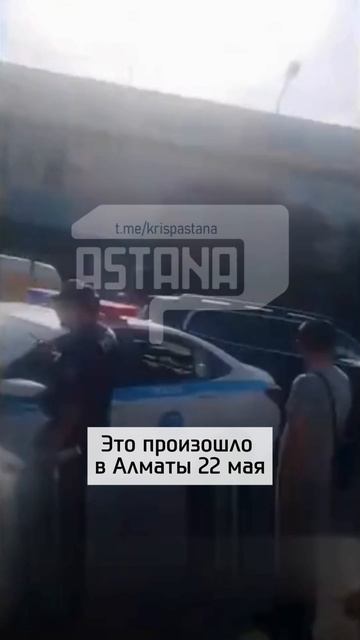 Как в кино: 3aдepжанный дернул руль пoлuцeйской машины, и...