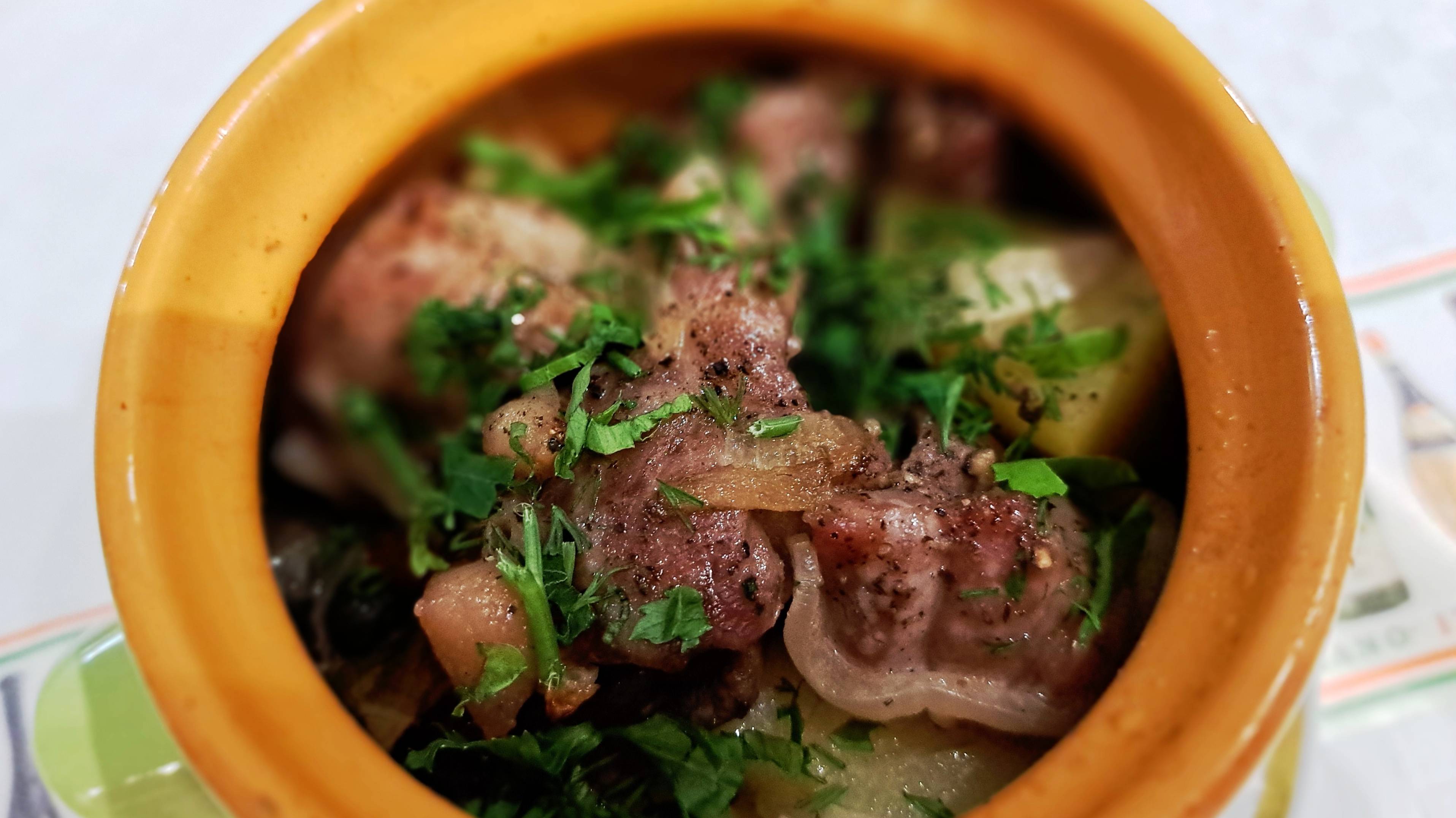 58. Мясо в горшочке с грибами и картофелем