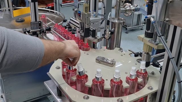 Розлив с погружением носика до дна флакона пенящейся жидкости на роторной машине МРР "Ромашка"