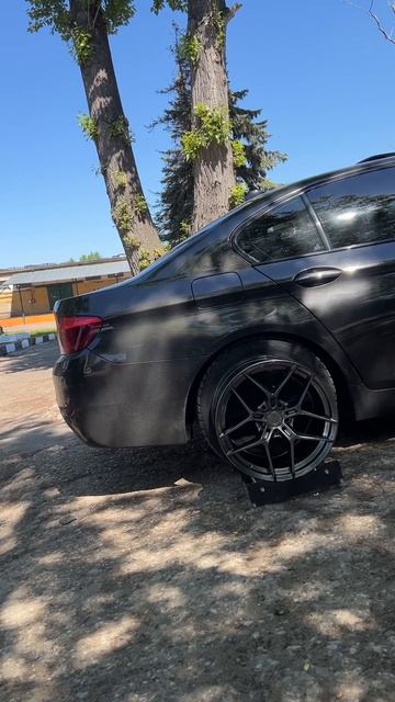 BMW F10 на примерке дисков в 19-ом диаметре