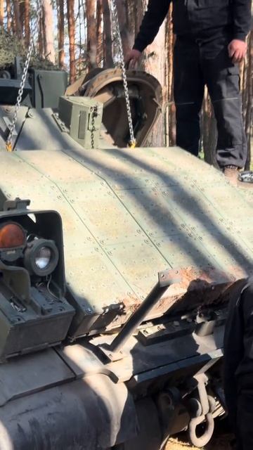 Так выглядит процесс установки двигателя и крышки МТО с ДЗ BRAT на БМП M2A2 Bradley в полевых ус...