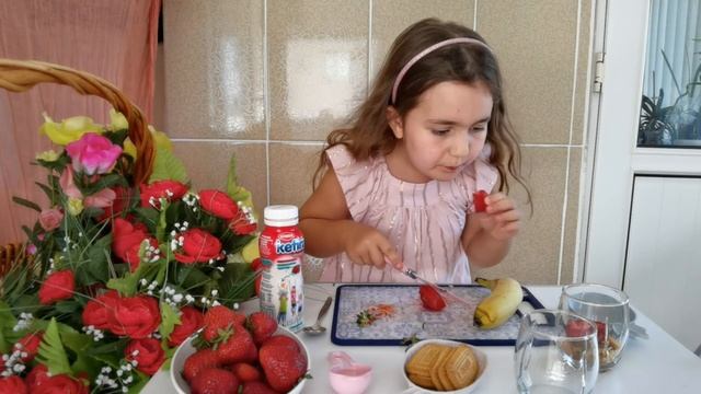 Мелиса готовит полезный фруктовый десерт в стакане.