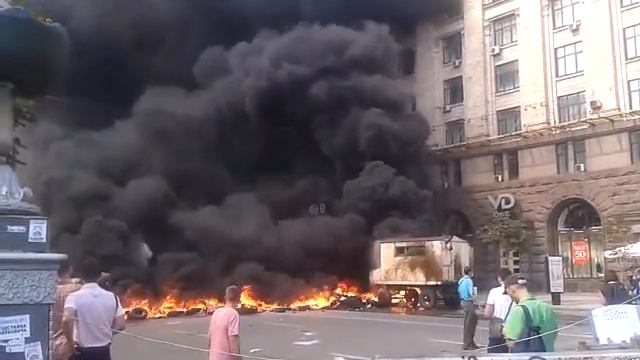 Майдан, горящие шины возле Проризной