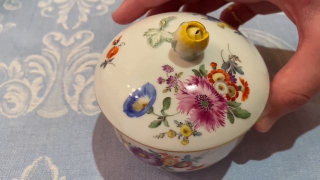 Фиолетовые цветы на фарфоре Meissen.