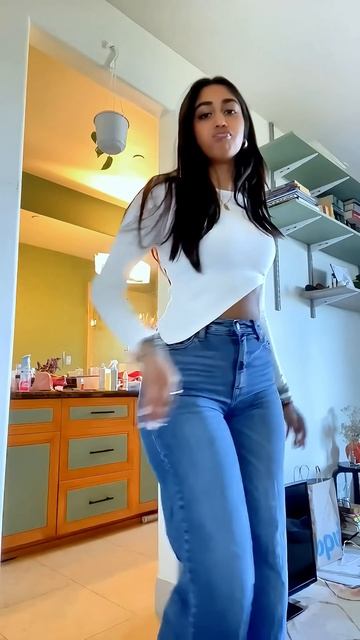 6t0FxSDFYck - These Fit Jeans look beautiful in these girls #shorts