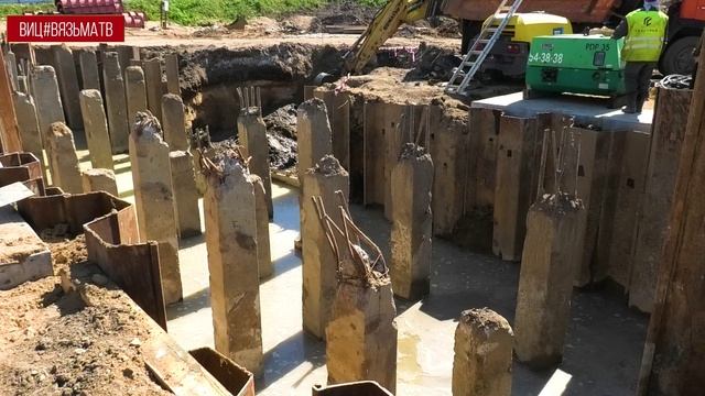 На стройплощадке по возведению нового путепровода у кожевенного завода кипит работа.
