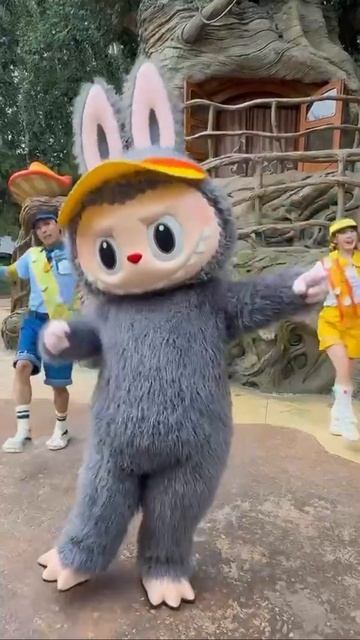 Лабубу танцует