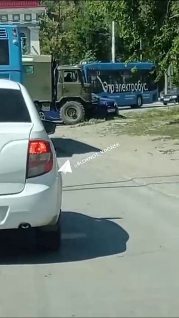 ПРОТАРАНИЛ ИНОМАРКУ: большегруз протаранил иномарку около администрации Волгодонска.