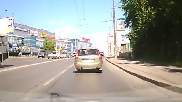 Нарушение ПДД. Бешенный грузовичок.