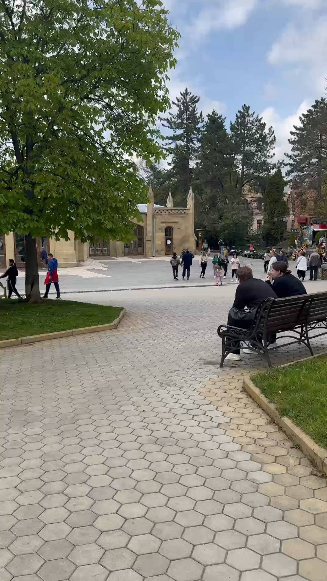 Прогуляемся по Нижнему Кисловодскому парку. Май 2025