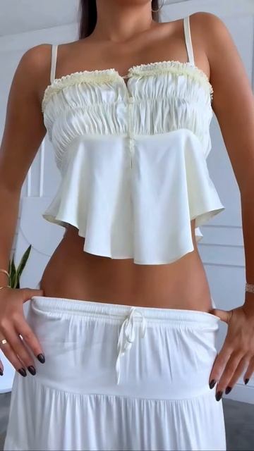 20TmOjU-WFI - This girl looks stunning in these outfits #shorts