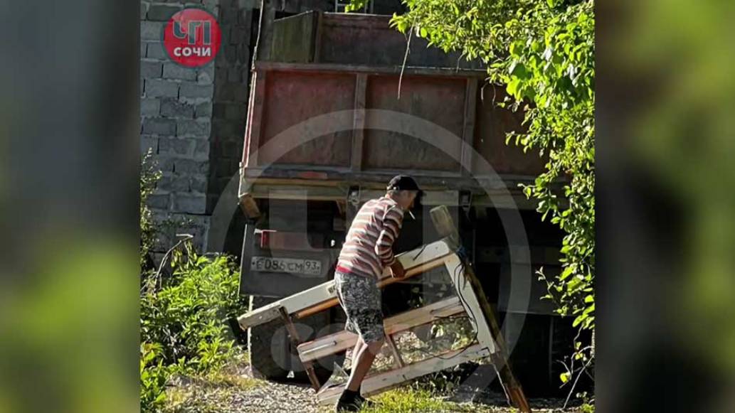 Водитель КамАЗа пытался устроить стихийную свалку в сочинском селе Галицино