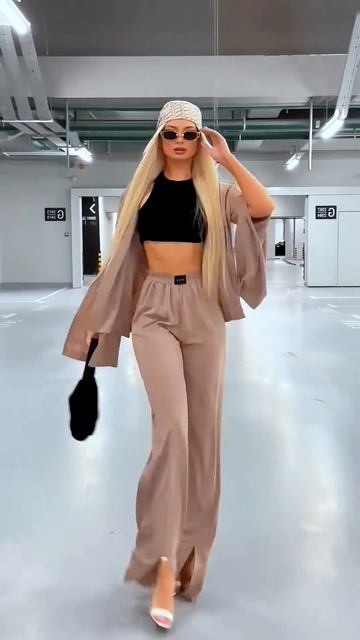 9Ivq5uI2B00 - This girl looks stunning in these outfits #shorts