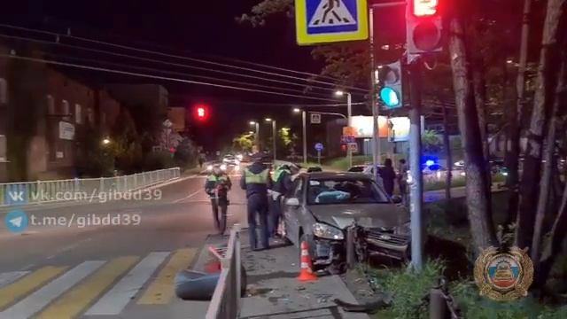 Машина выехала на тротуар в Калининграде