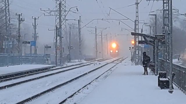 Вечернее движение поездов в метель 23.02.2025.
