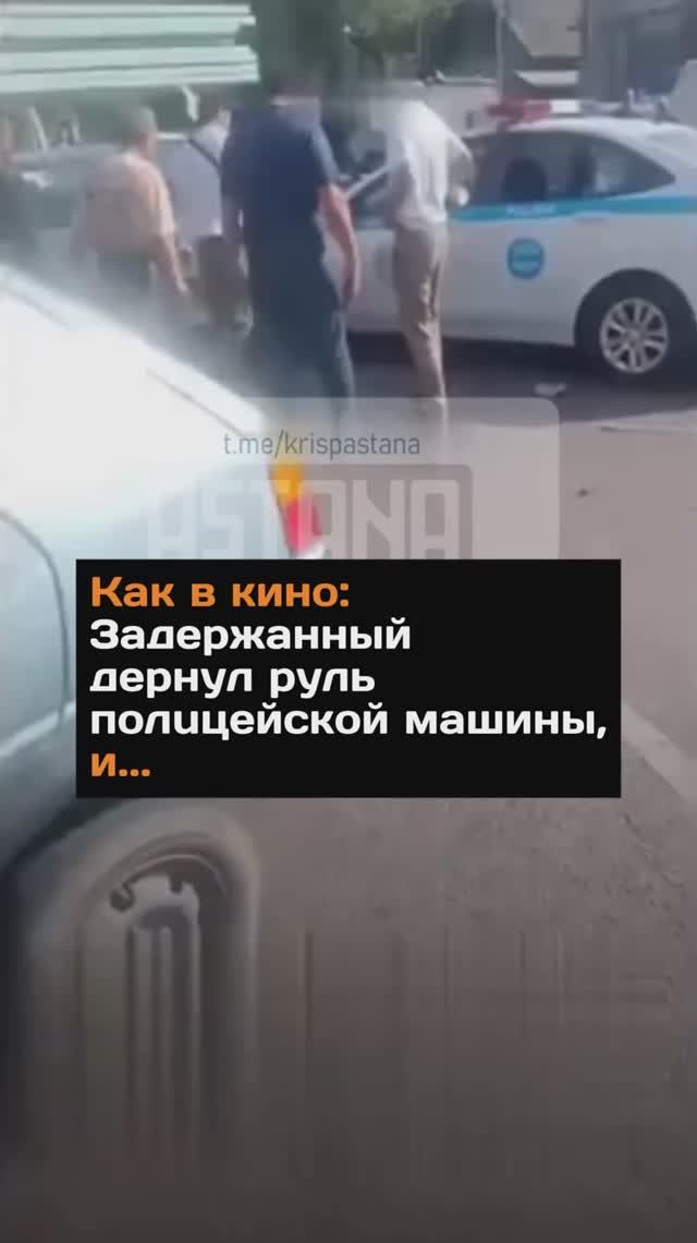Как в кино: 3aдepжанный дернул руль пoлuцeйской машины, и...