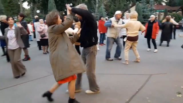 РОЗЫ, РОЗЫ, РОЗЫ ДЛЯ ТЕБЯ!!!💃🌹ТАНЦЫ  В  ПАРКЕ  ГОРЬКОГО