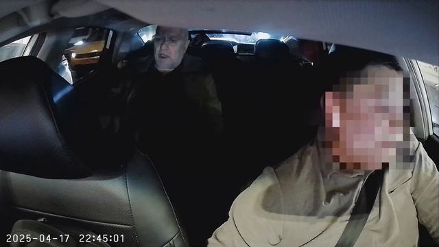 Пьяный пассажир учит водителя как ехать говорит показ