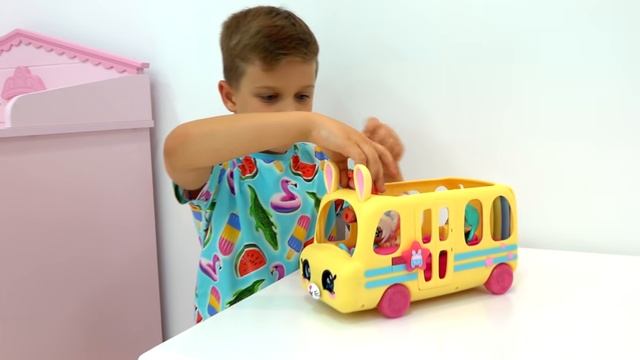 Диана и Рома Диана играет с новыми мини-игрушками Kindi Kids