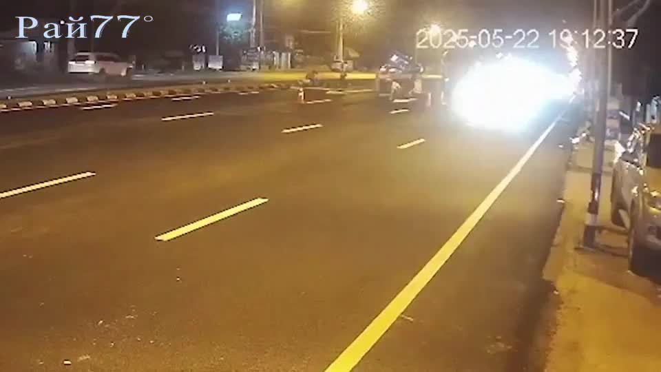 Зациклившийся в круговом движении большегруз попал на видео в Таиланде