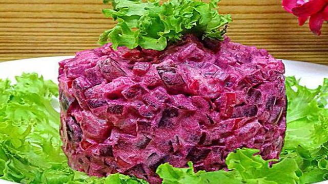 Салат из свеклы, картофеля и огурца