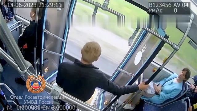 В Архангельске пассажир по какой-то причине вышел из а