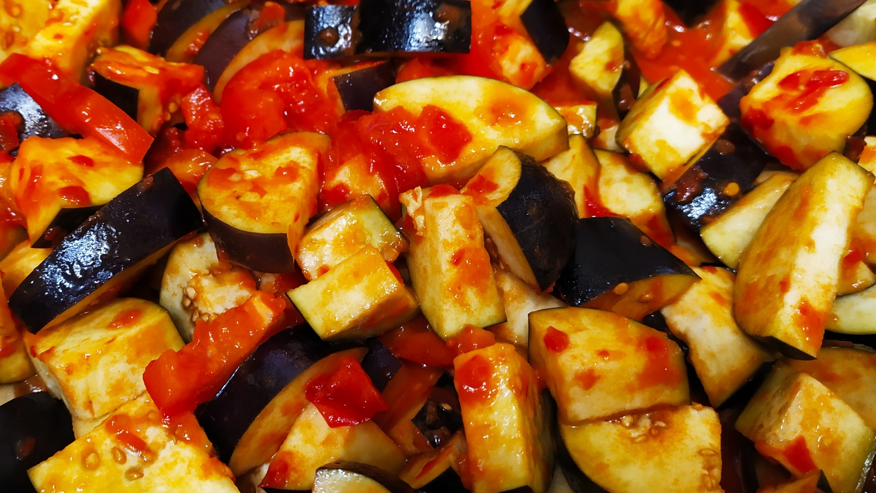 Соте из баклажанов с овощами и зеленью в казане