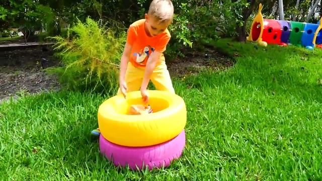 Влад и Никита Влад и Никита играют с животными   Коллекция видео для детей