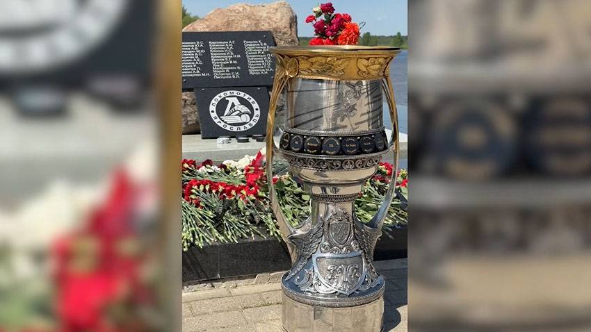 Хоккеисты "Локомотива" привезли Кубок Гагарина к мемориалу в Туношне